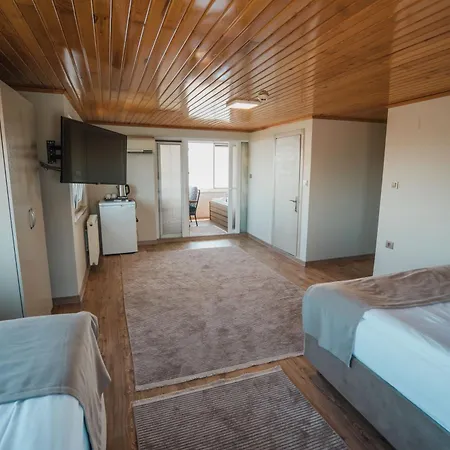 Montana Hotel *